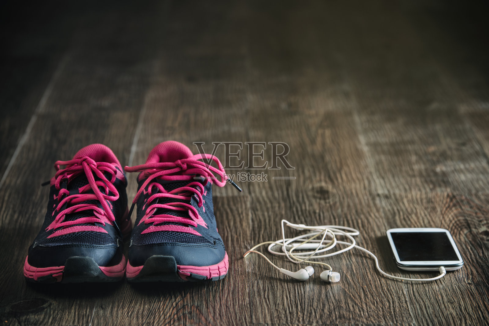 听音乐与健身跑步运动器材，运动鞋照片摄影图片