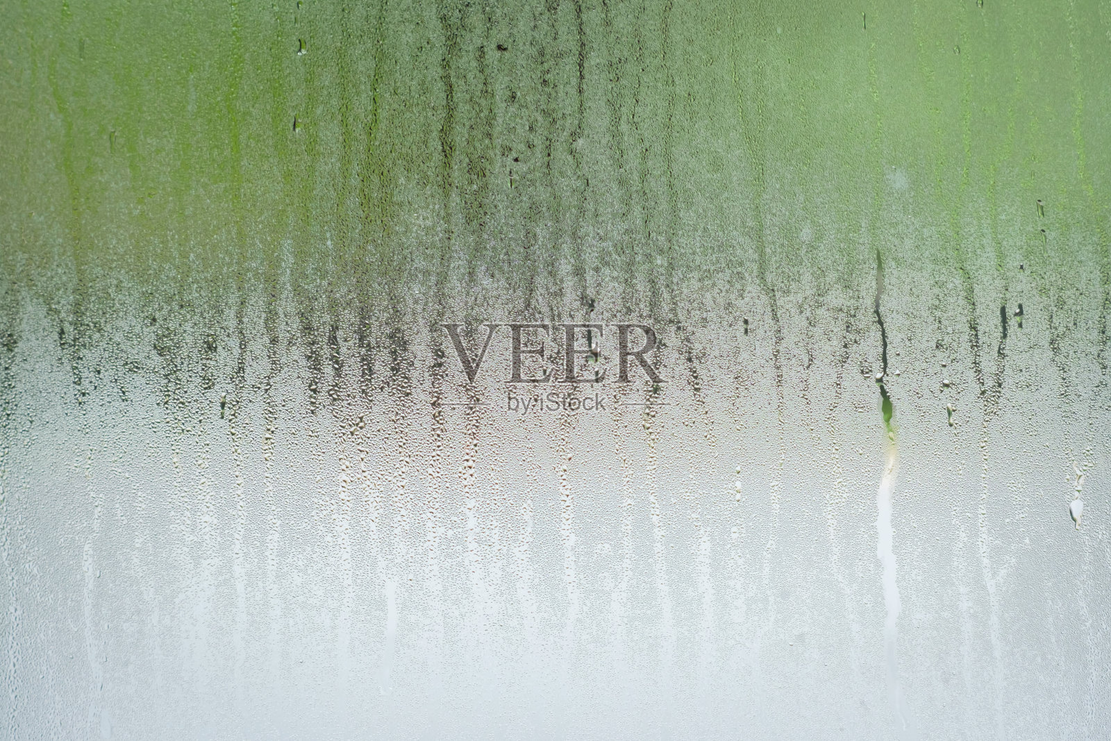 雨后水滴在玻璃上。软的焦点。照片摄影图片