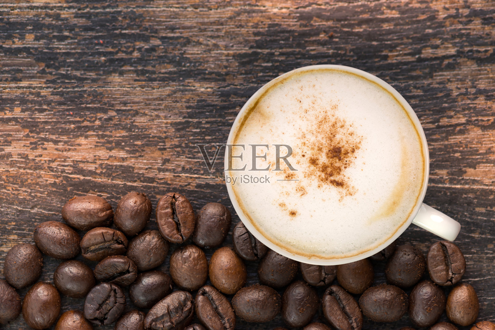 卡布奇诺咖啡顶视图咖啡豆，木制背景照片摄影图片