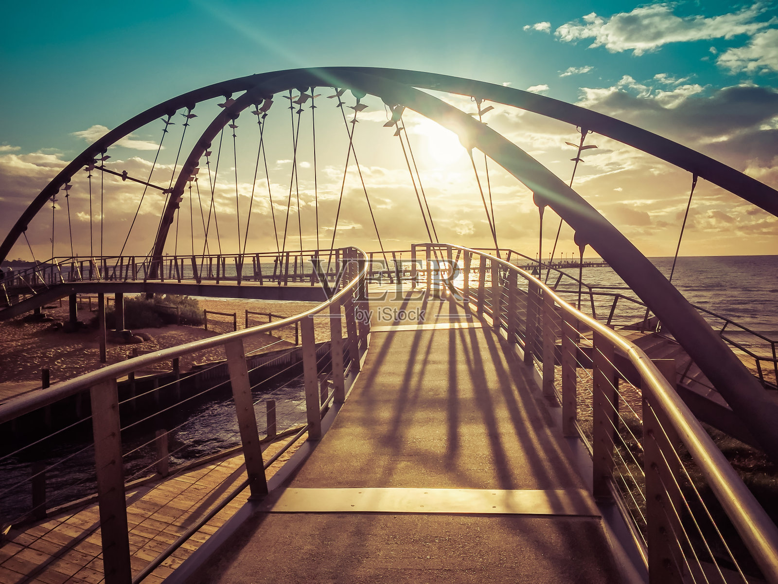 美丽的人行桥在日落Frankston前海岸，墨尔本，澳大利亚照片摄影图片