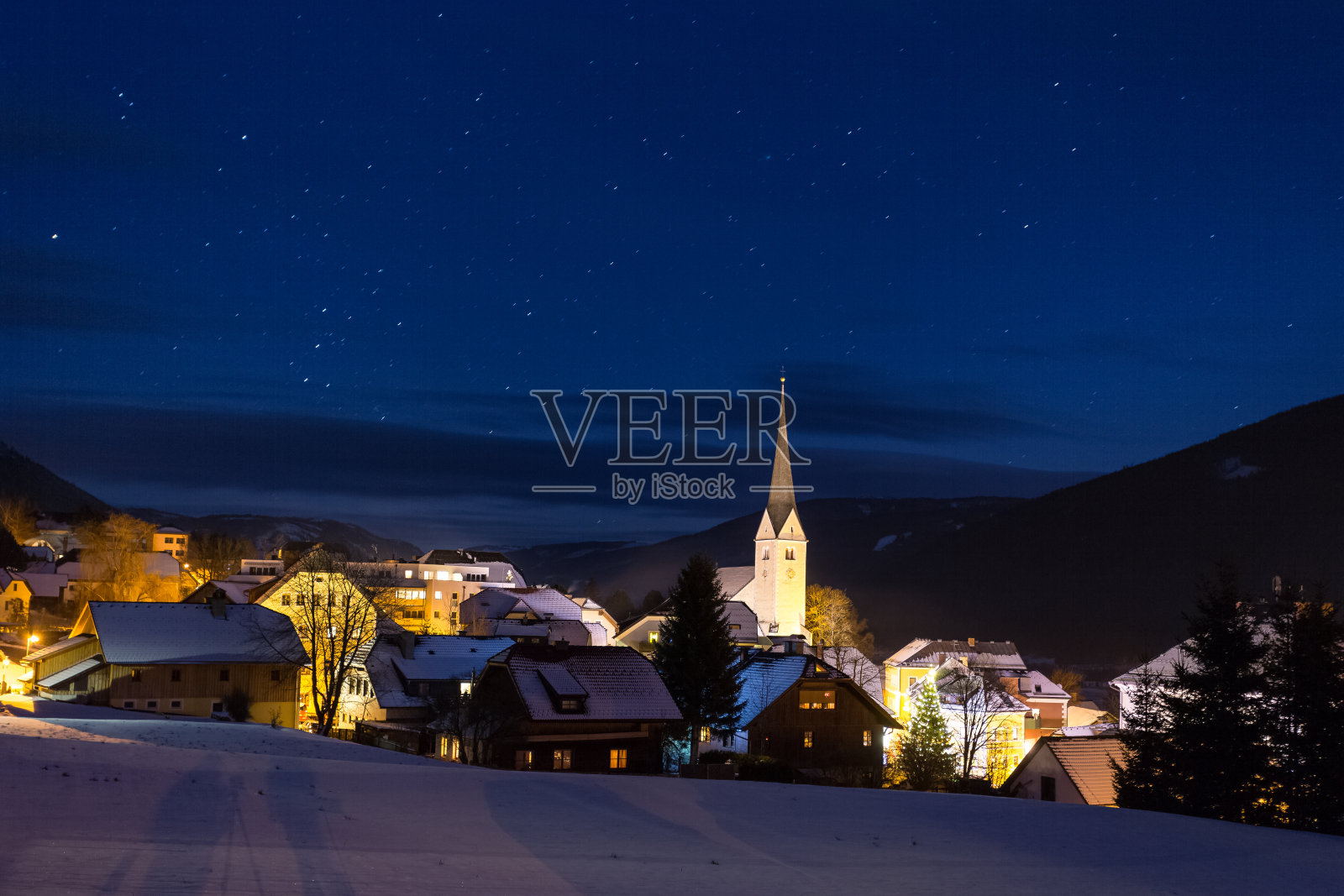 奥地利传统高地小镇的夜景照片摄影图片