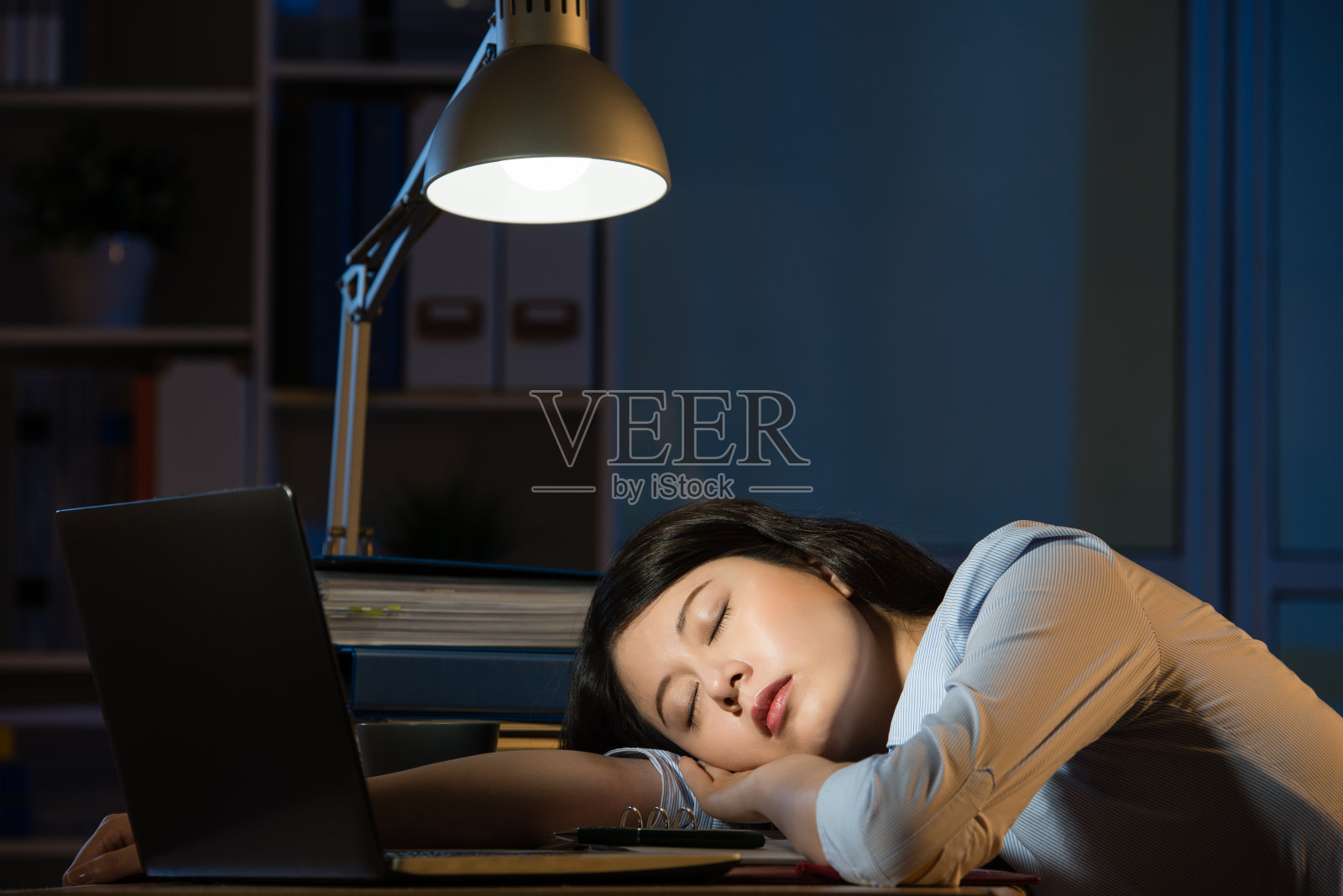 亚洲商界女性加班到深夜昏昏欲睡照片摄影图片