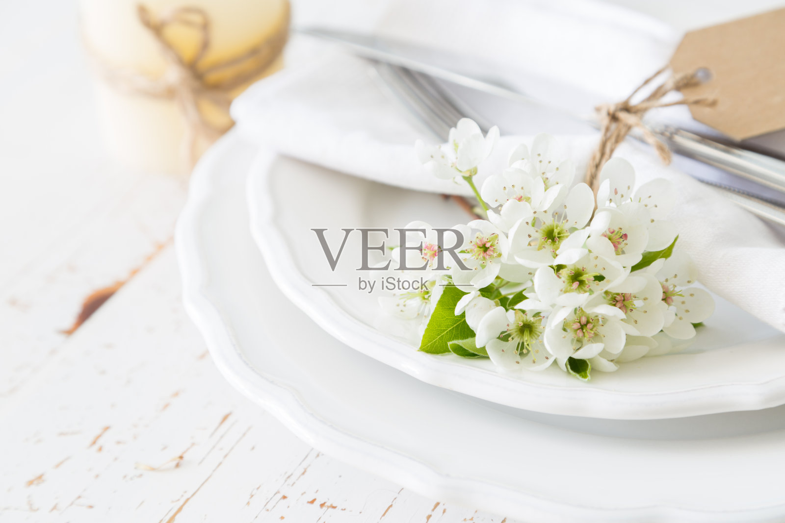 春季餐桌上点缀着白花照片摄影图片