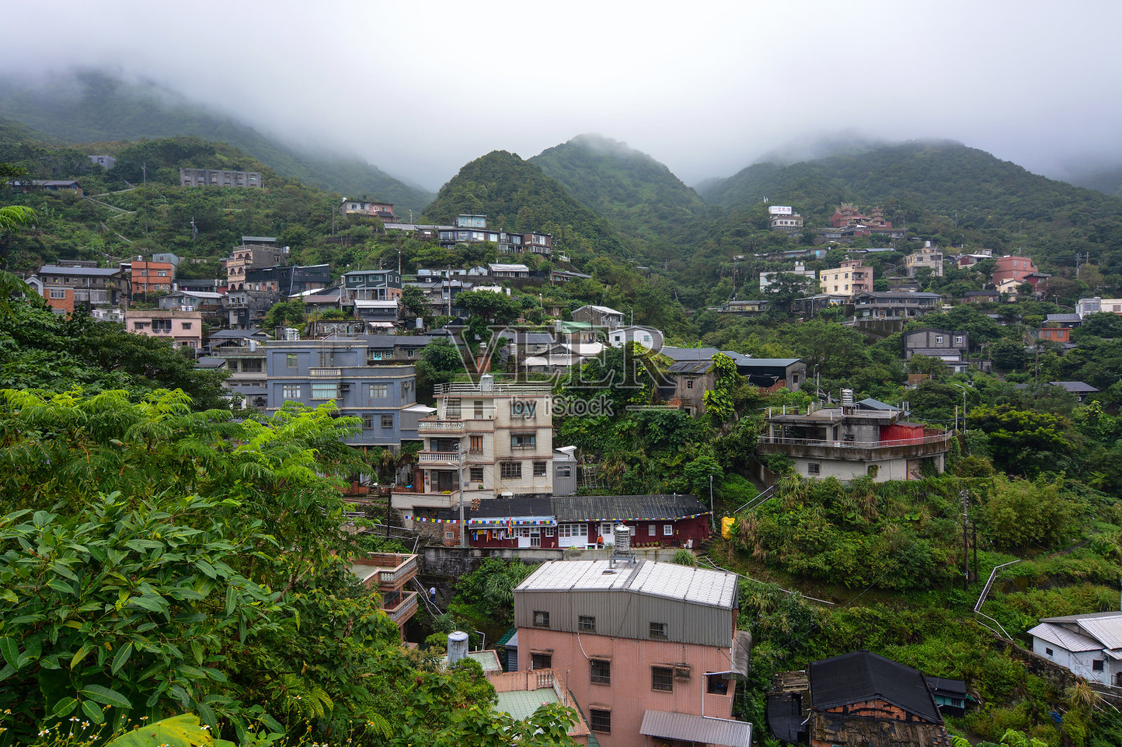 台湾九分山区山坡上的小村庄照片摄影图片