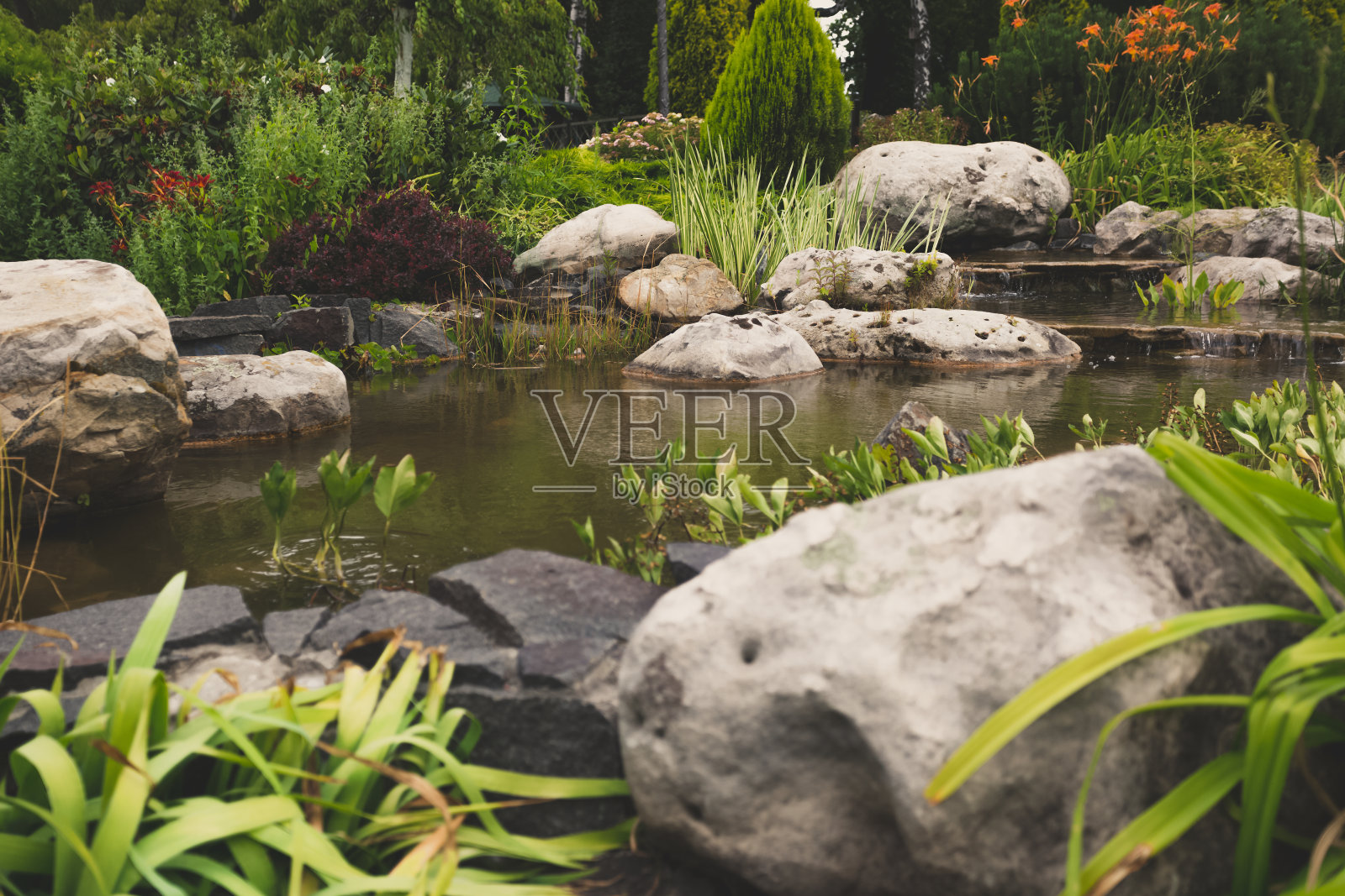 用岩石和湍急的水流构成的正式花园的色调照片摄影图片