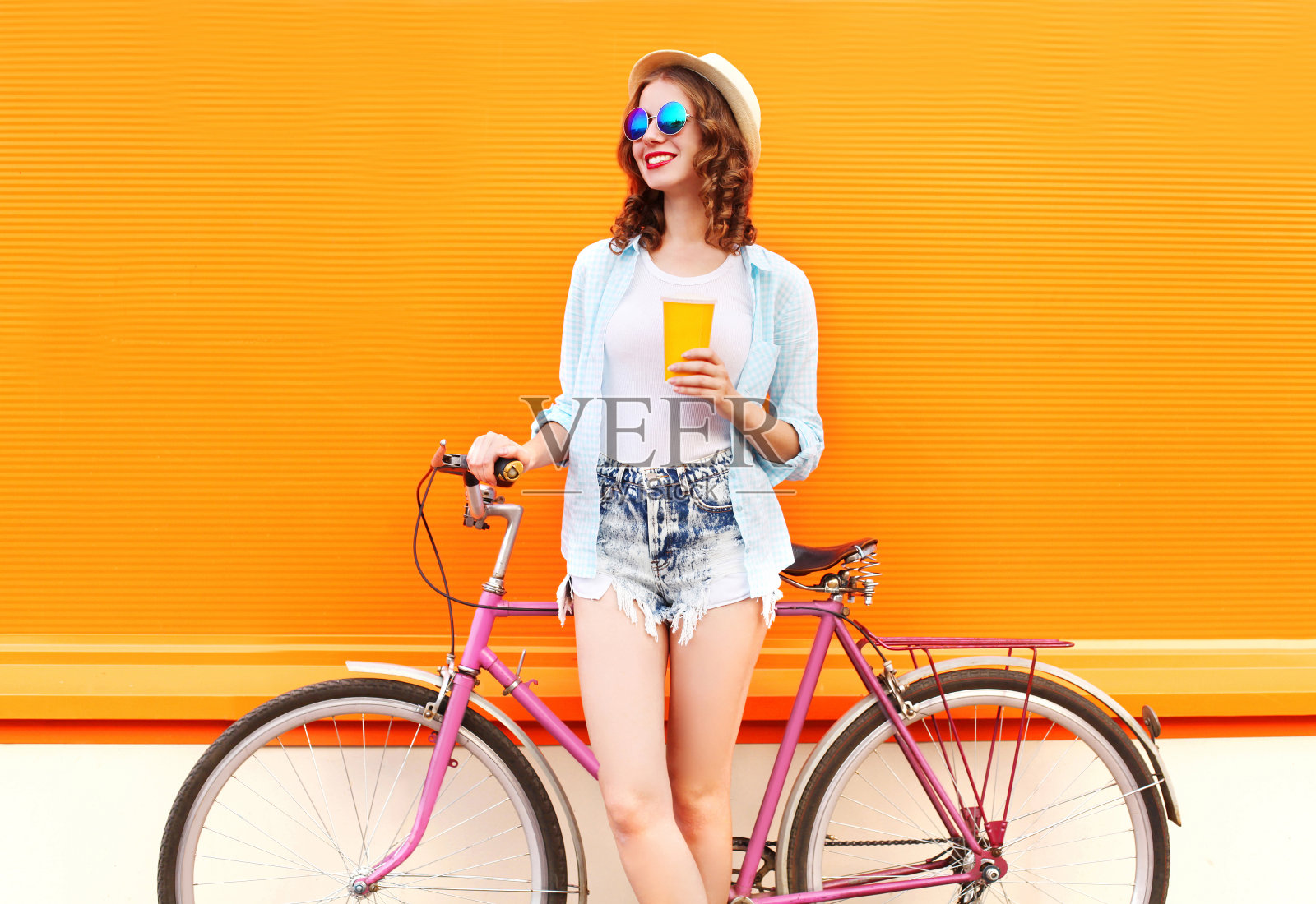 有咖啡或果汁杯和复古自行车的时尚女性照片摄影图片