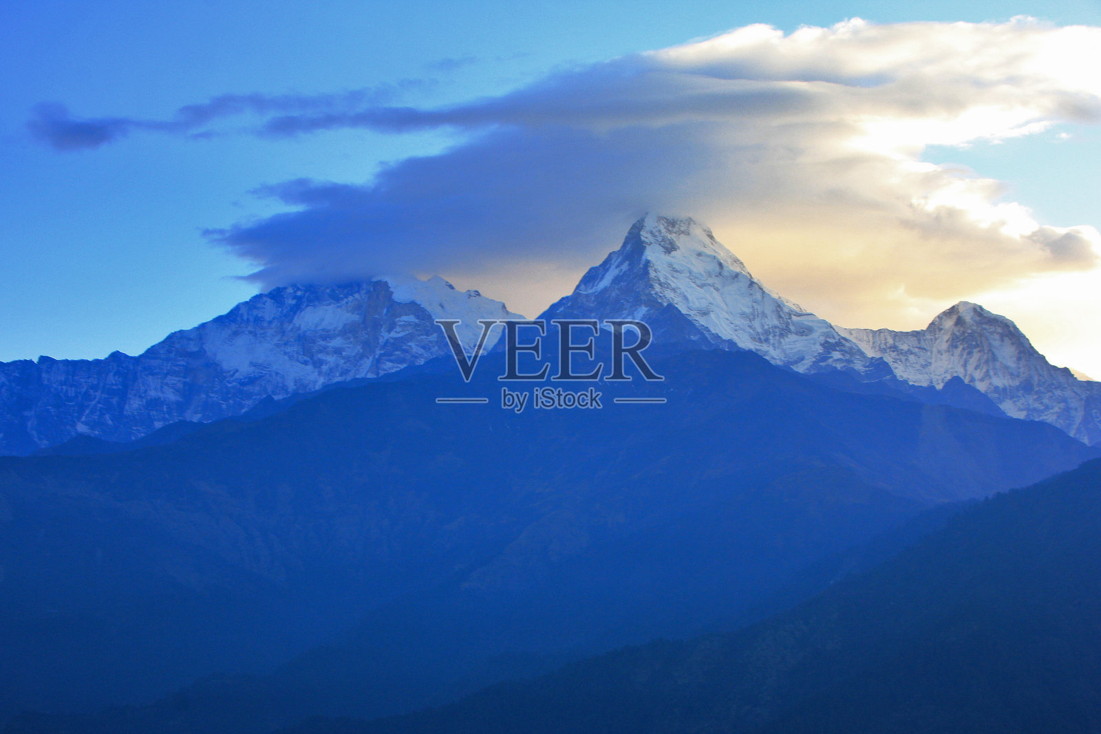 尼泊尔Poonhill的日出峰Machapuchare峰照片摄影图片