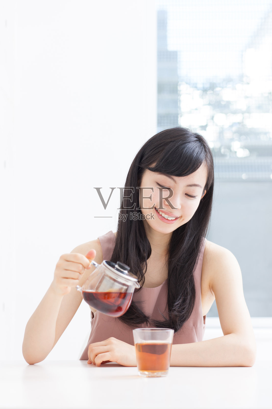 正在喝茶的日本妇女照片摄影图片