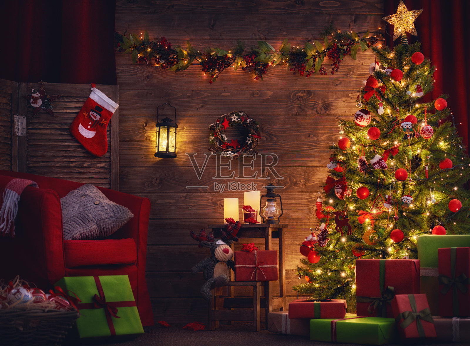 圣诞房间室内设计，圣诞树装饰用灯礼物礼品玩具、 蜡烛、 花环室内照明壁炉高清摄影大图-千库网