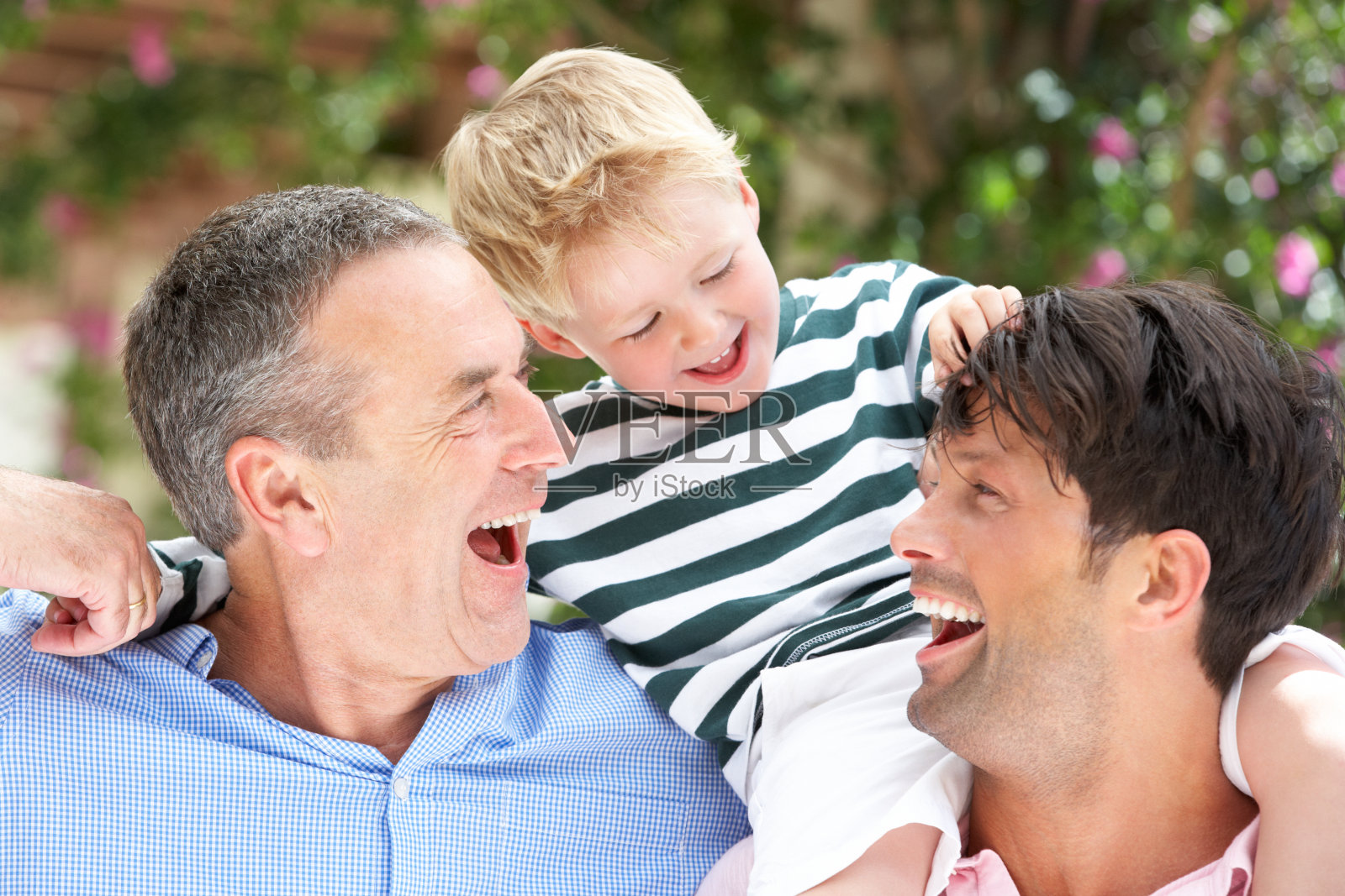 爸爸、爷爷和孙子一起笑照片摄影图片
