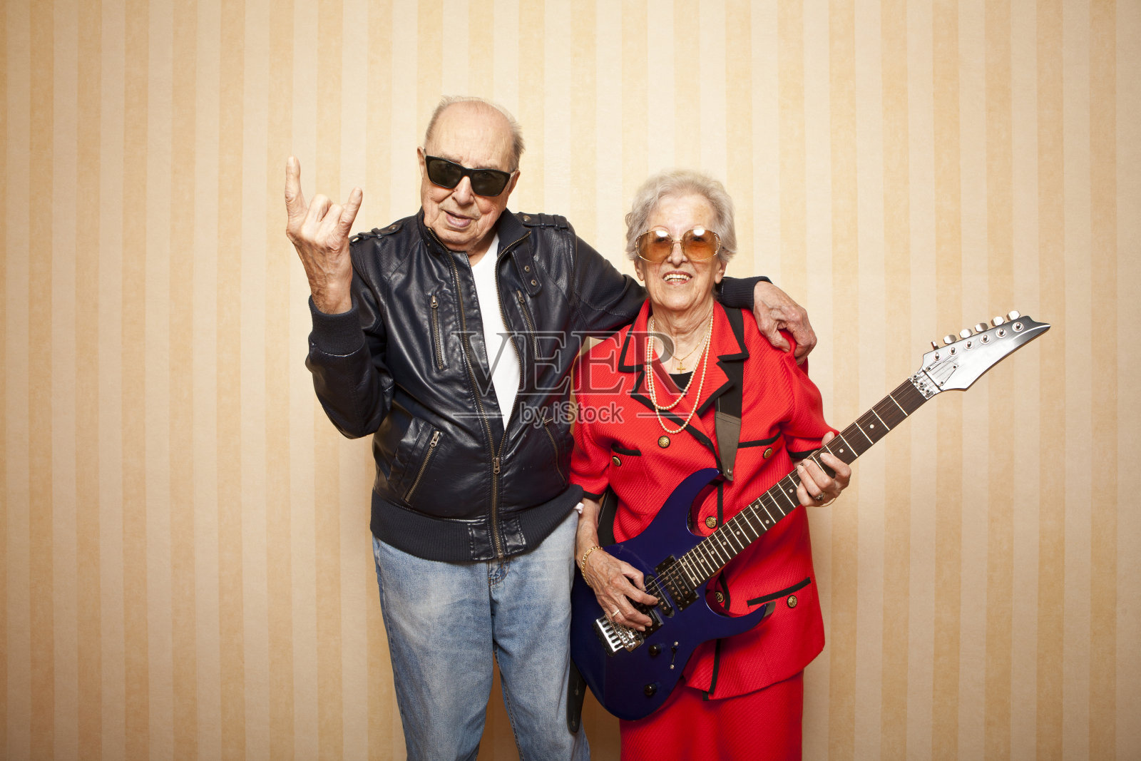 酷时尚的老年夫妇与电吉他照片摄影图片