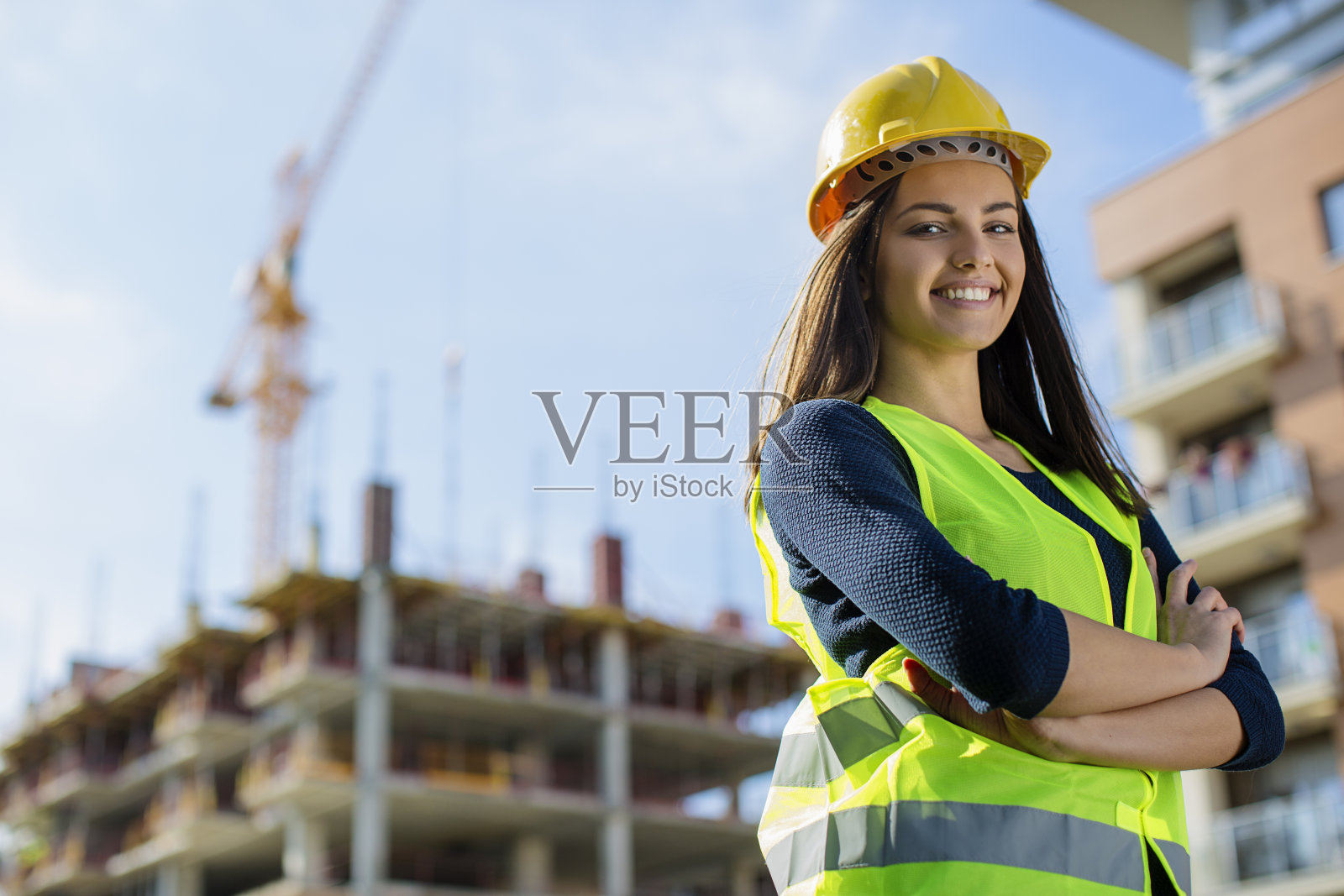年轻的女工程师在建筑工地微笑照片摄影图片