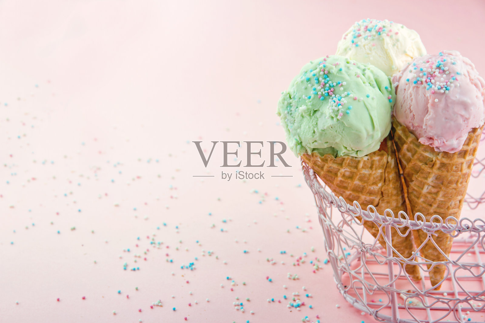 冰淇淋甜筒在粉红色的背景上照片摄影图片