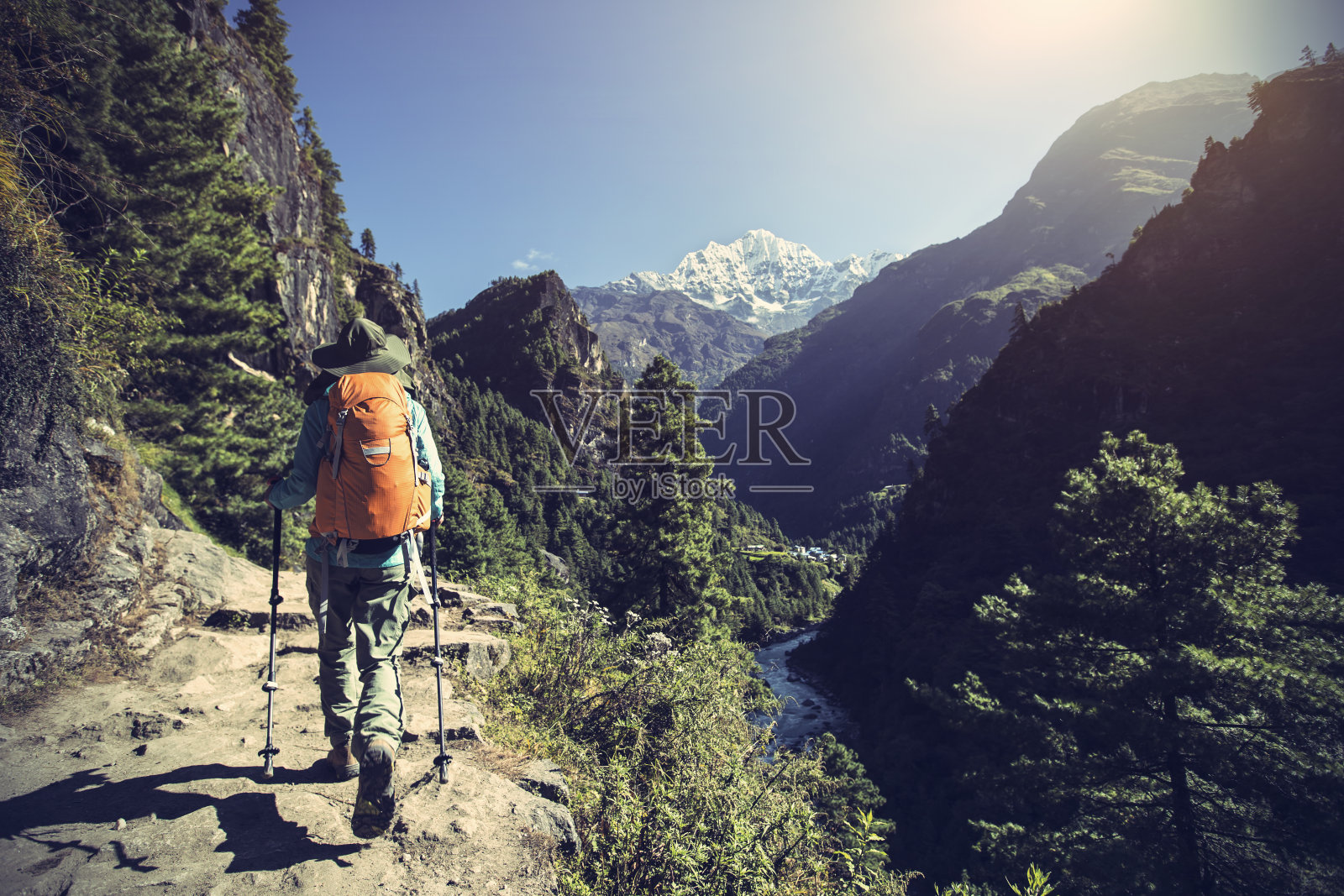 在喜马拉雅山徒步旅行的年轻女子照片摄影图片