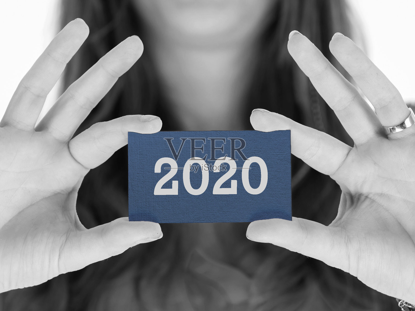 女人展示一张名片——2020年照片摄影图片