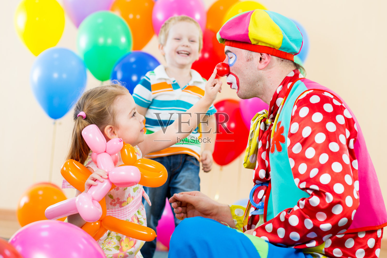快乐的孩子和小丑在生日派对上照片摄影图片