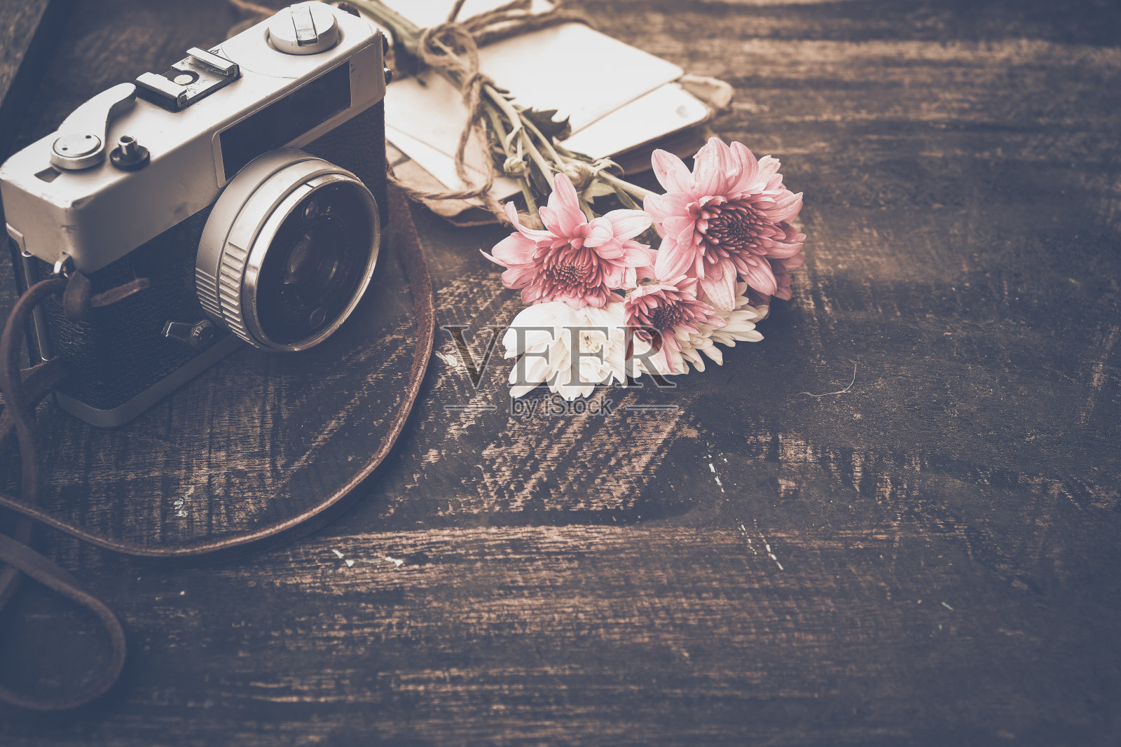 老式相机和一束鲜花照片摄影图片