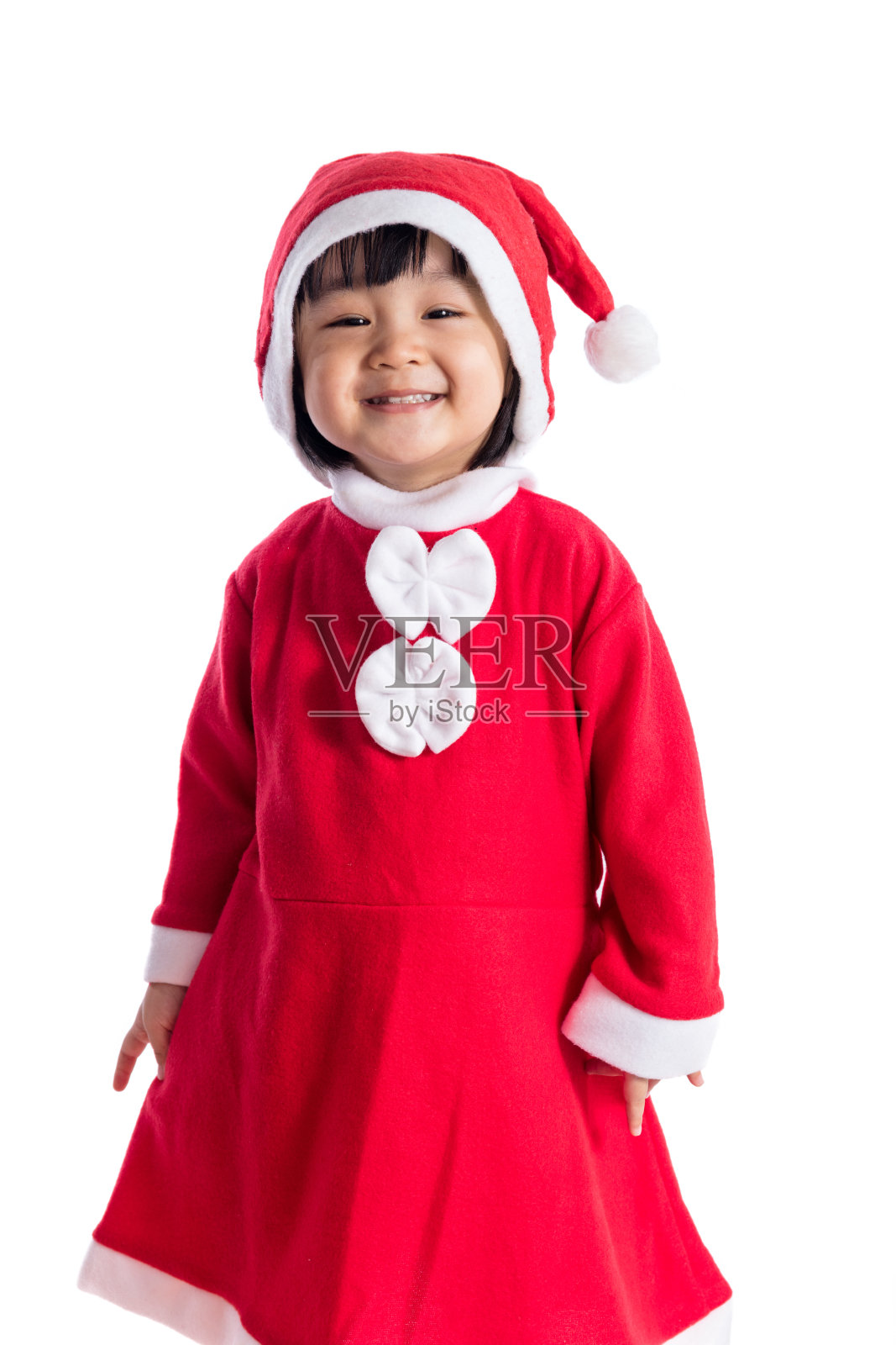 快乐的亚洲华人小女孩穿着圣诞老人的服装照片摄影图片