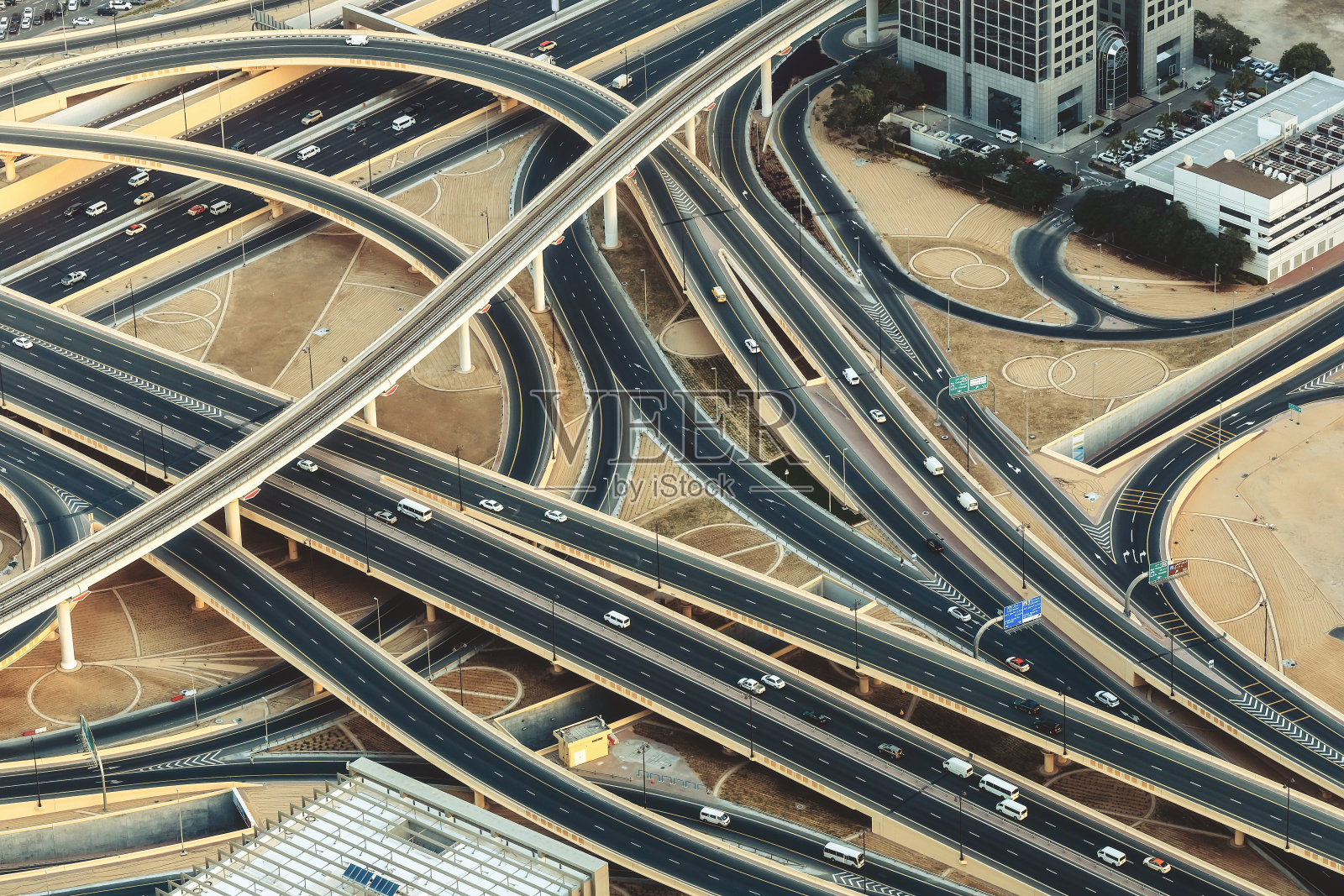 鸟瞰图的高速公路交叉口与交通在迪拜照片摄影图片