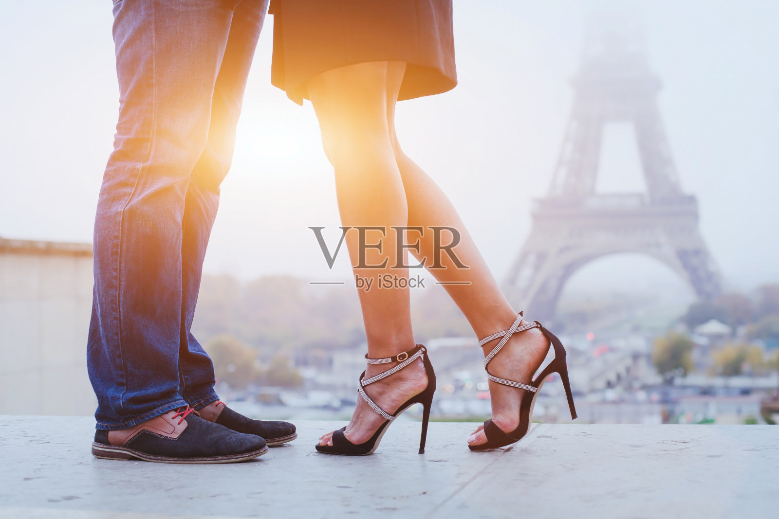 巴黎的浪漫假期，情侣的脚照片摄影图片