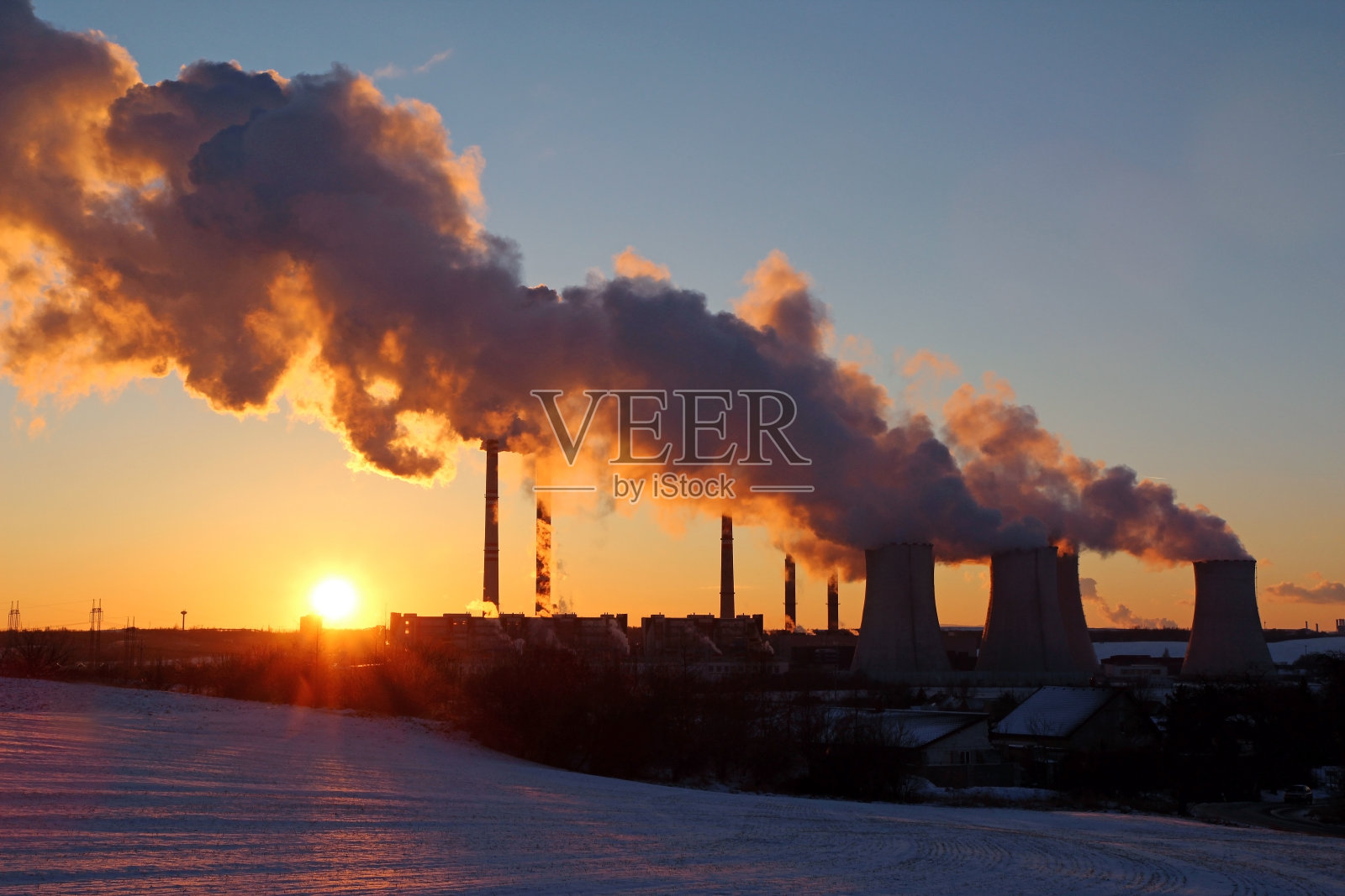 冬季日落景观与蒸汽工厂照片摄影图片