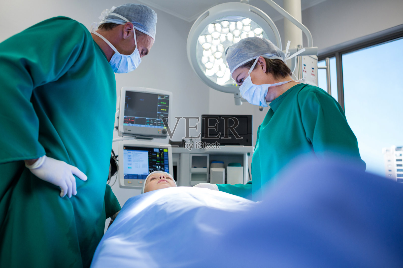 外科医生与病人在手术室互动照片摄影图片