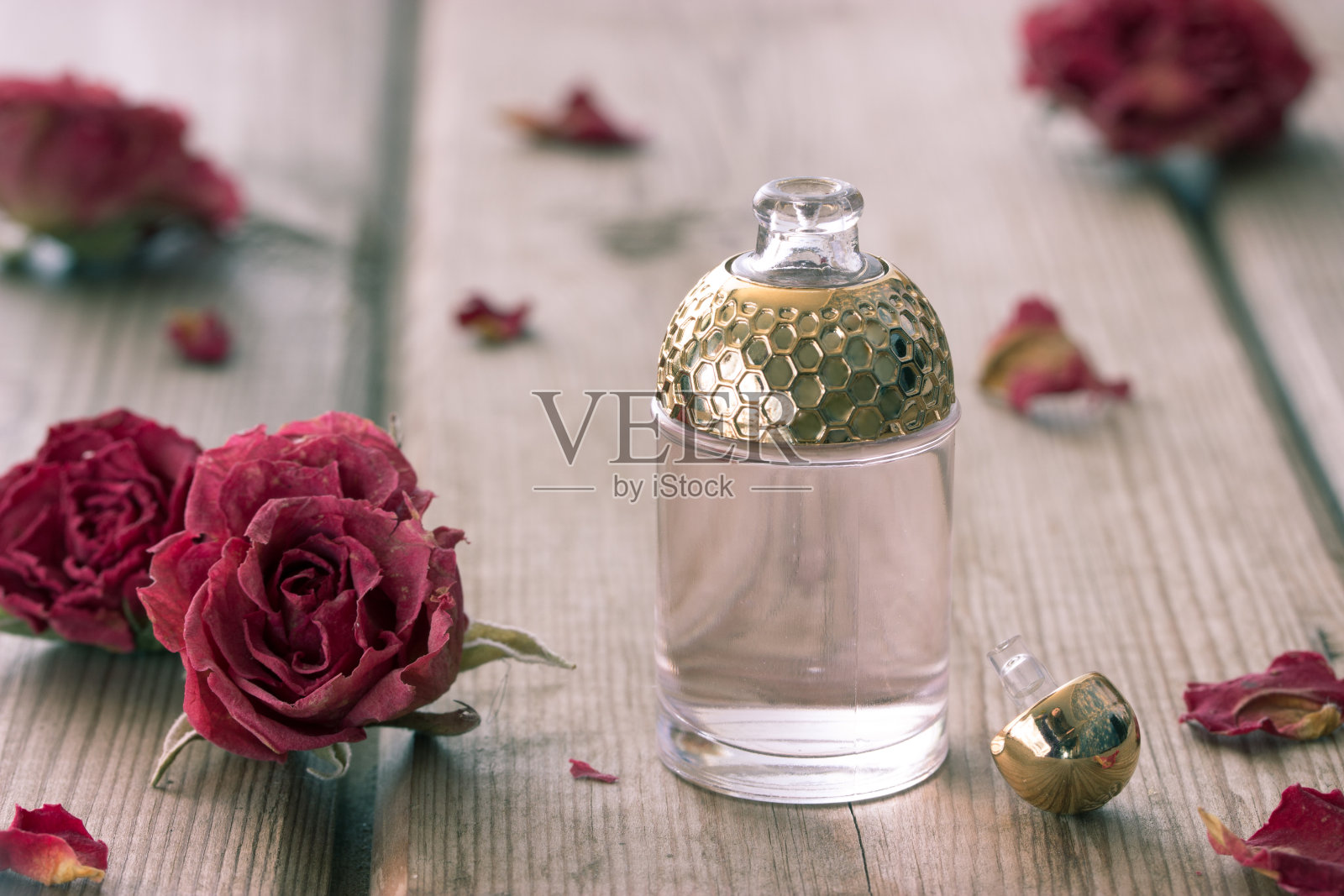 香水瓶和干玫瑰照片摄影图片