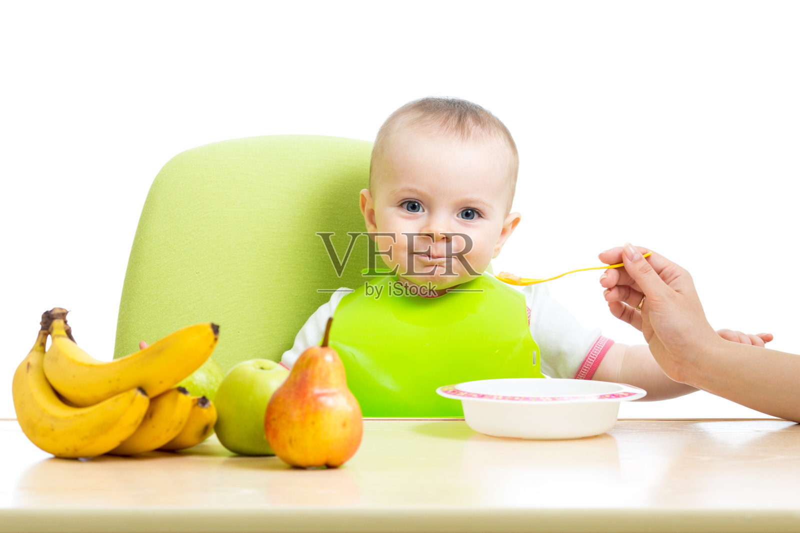 母亲用勺子喂女婴照片摄影图片