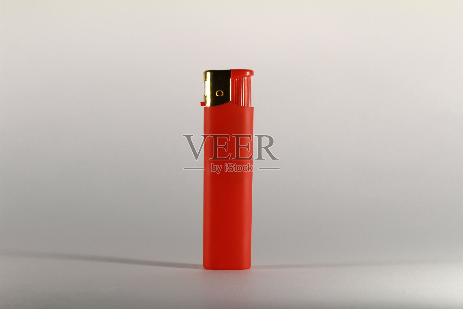 白色背景上的红色香烟打火机照片摄影图片