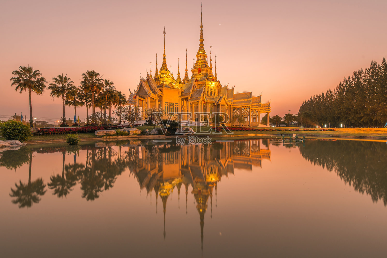 泰国黄昏时分美丽的寺庙照片摄影图片