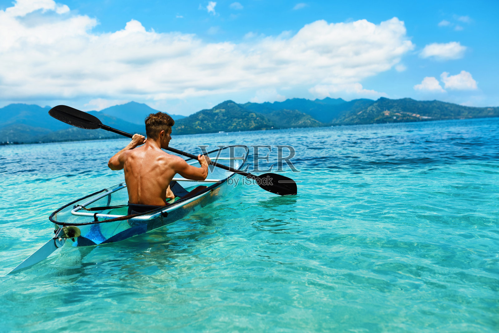 夏天旅游皮划艇。人皮划艇透明皮划艇在海洋照片摄影图片