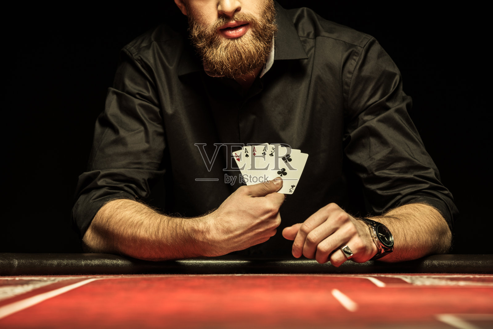 大胡子男子展示扑克牌的剪影照片摄影图片