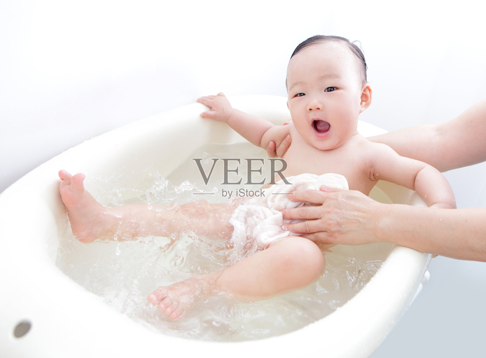 宝宝洗澡时的滑稽表情照片摄影图片