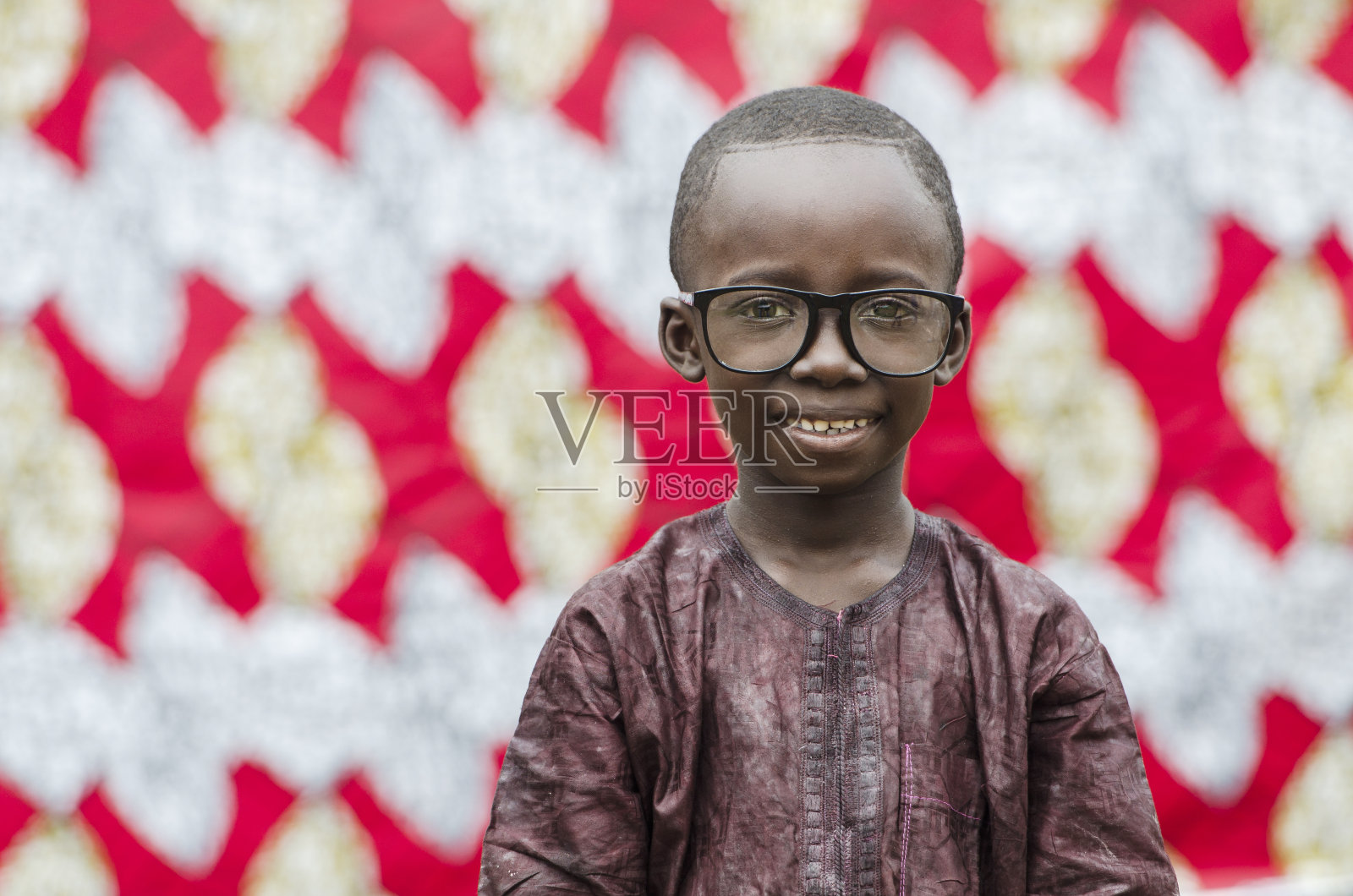 黑色非洲儿童微笑与书呆子大眼镜上!照片摄影图片