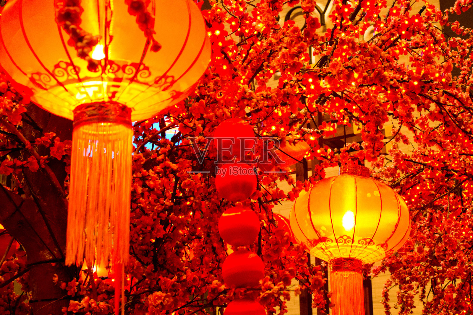 中国大红灯笼高高挂照片摄影图片