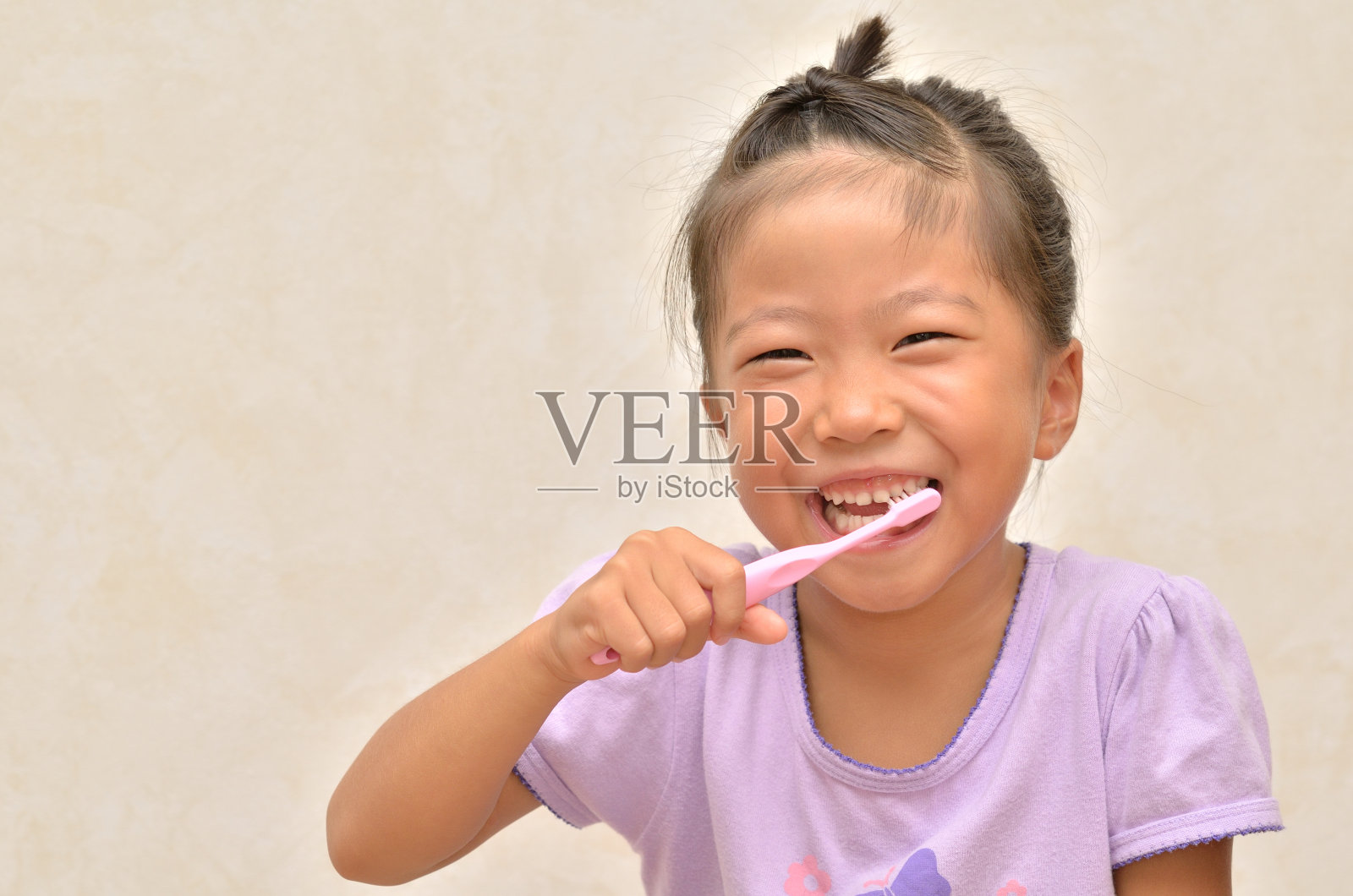 微笑的日本女孩照片摄影图片