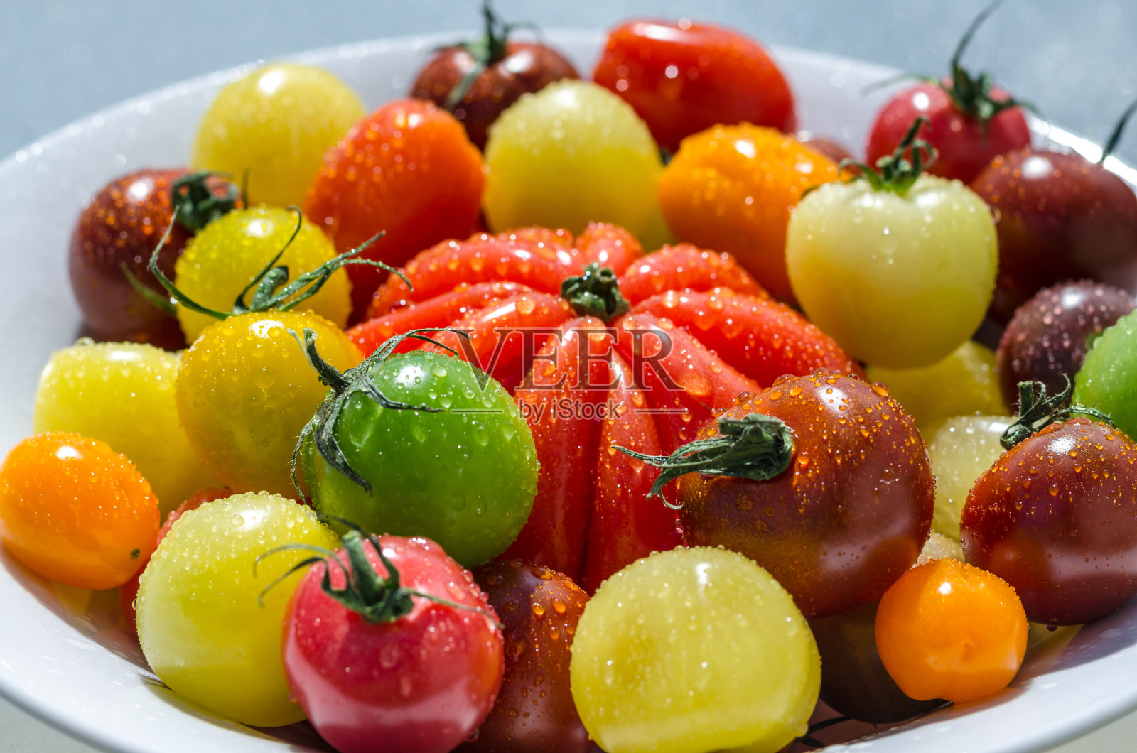 色彩鲜艳的樱桃番茄照片摄影图片