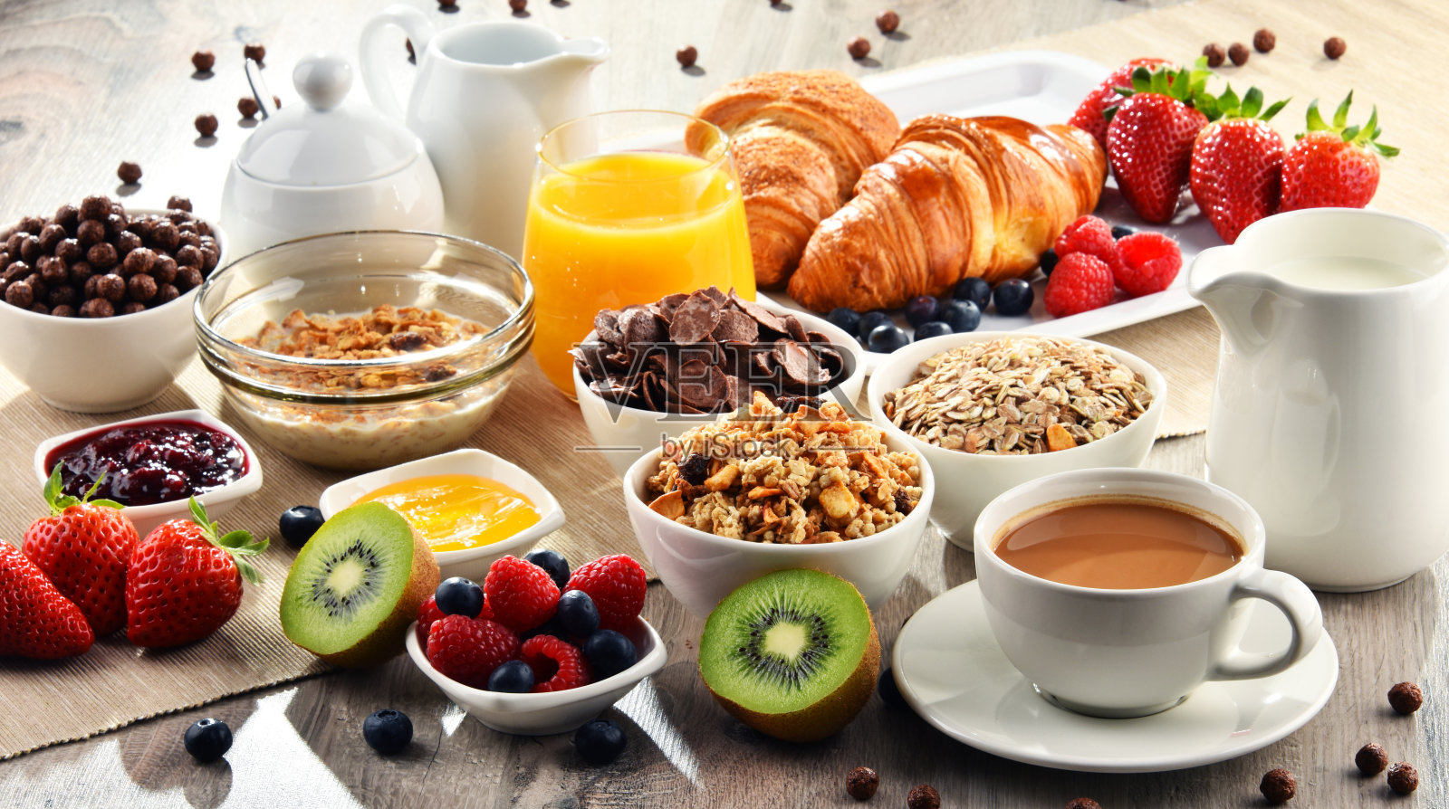 早餐配有咖啡、果汁、牛角面包和水果照片摄影图片