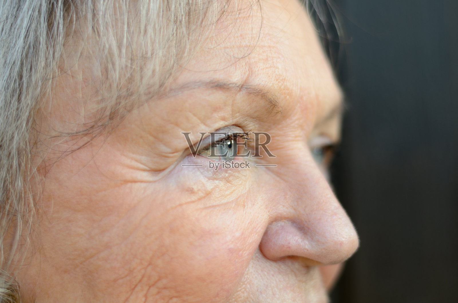 一个老妇人蓝眼睛的特写照片摄影图片