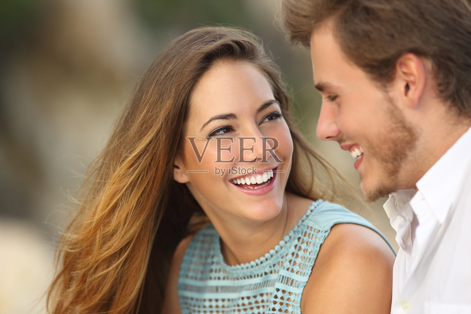 一对有趣的夫妇带着完美的笑容笑着照片摄影图片