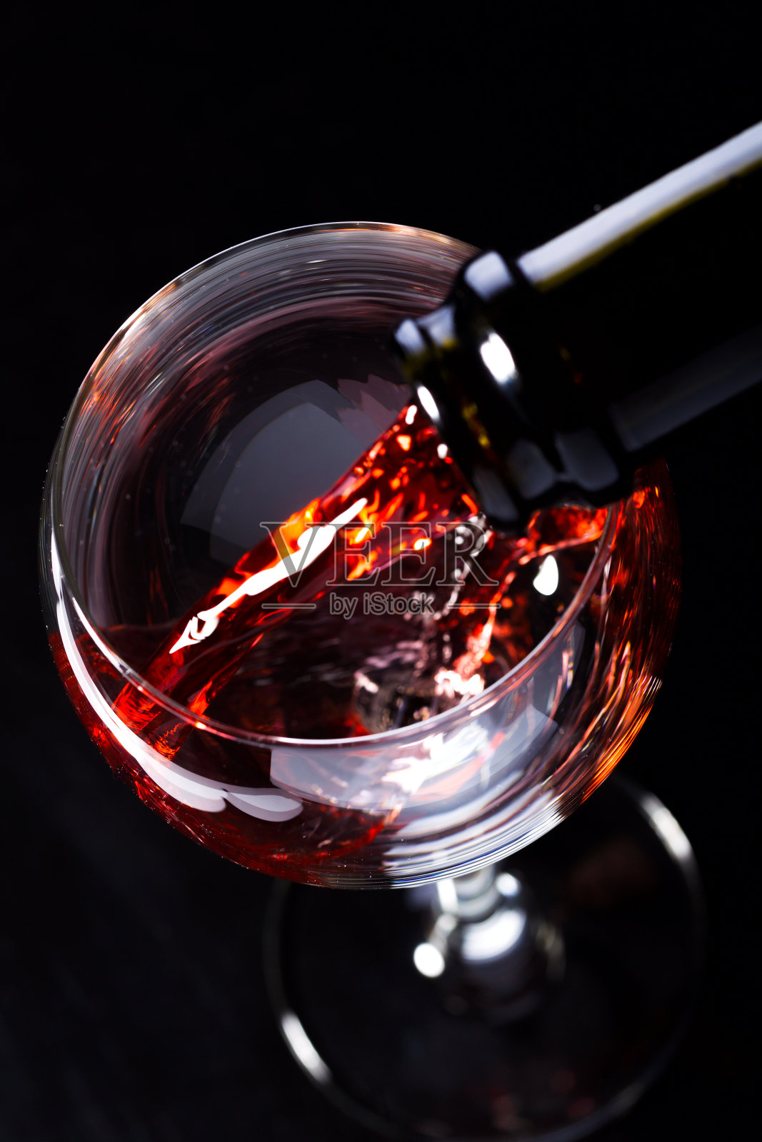 黑色背景上的葡萄酒瓶酒杯，简约主义，照片摄影图片