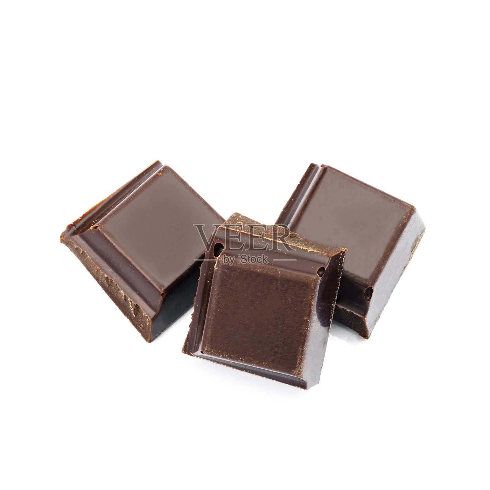 黑巧克力方块孤立在白色背景上。照片摄影图片