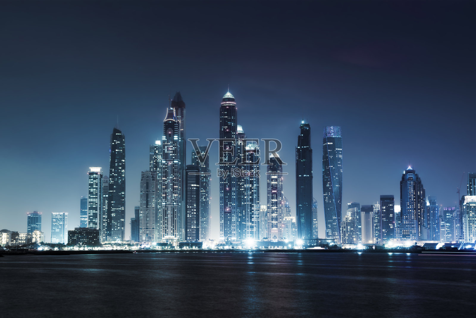 迪拜码头摩天大楼全景，日落时分，阿联酋照片摄影图片
