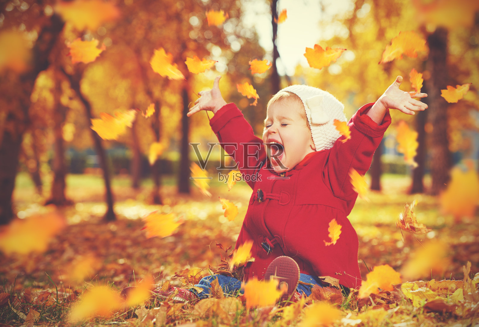 快乐的小娃娃，小女孩在秋天嬉笑玩耍照片摄影图片