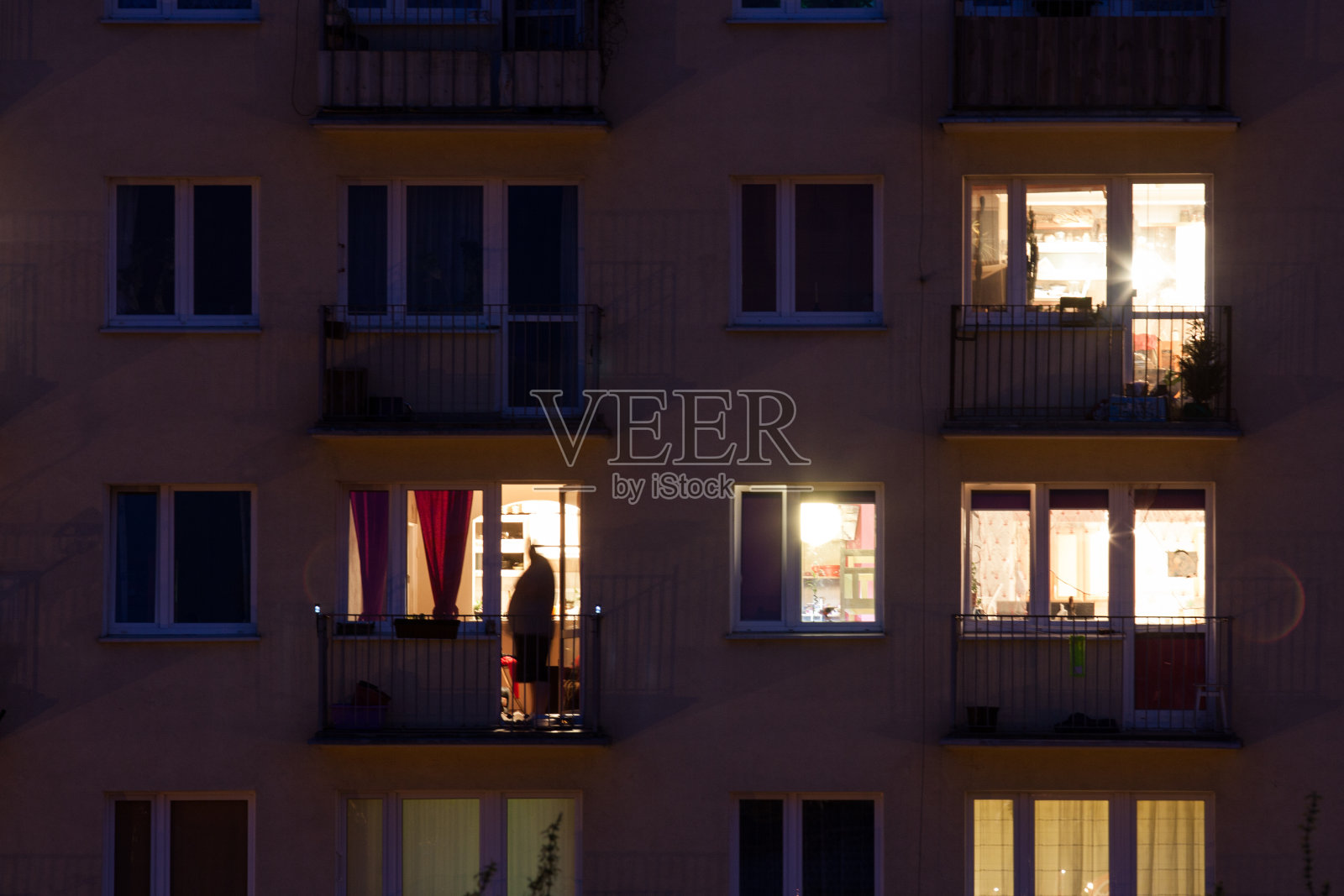 晚上公寓大楼的窗户照片摄影图片