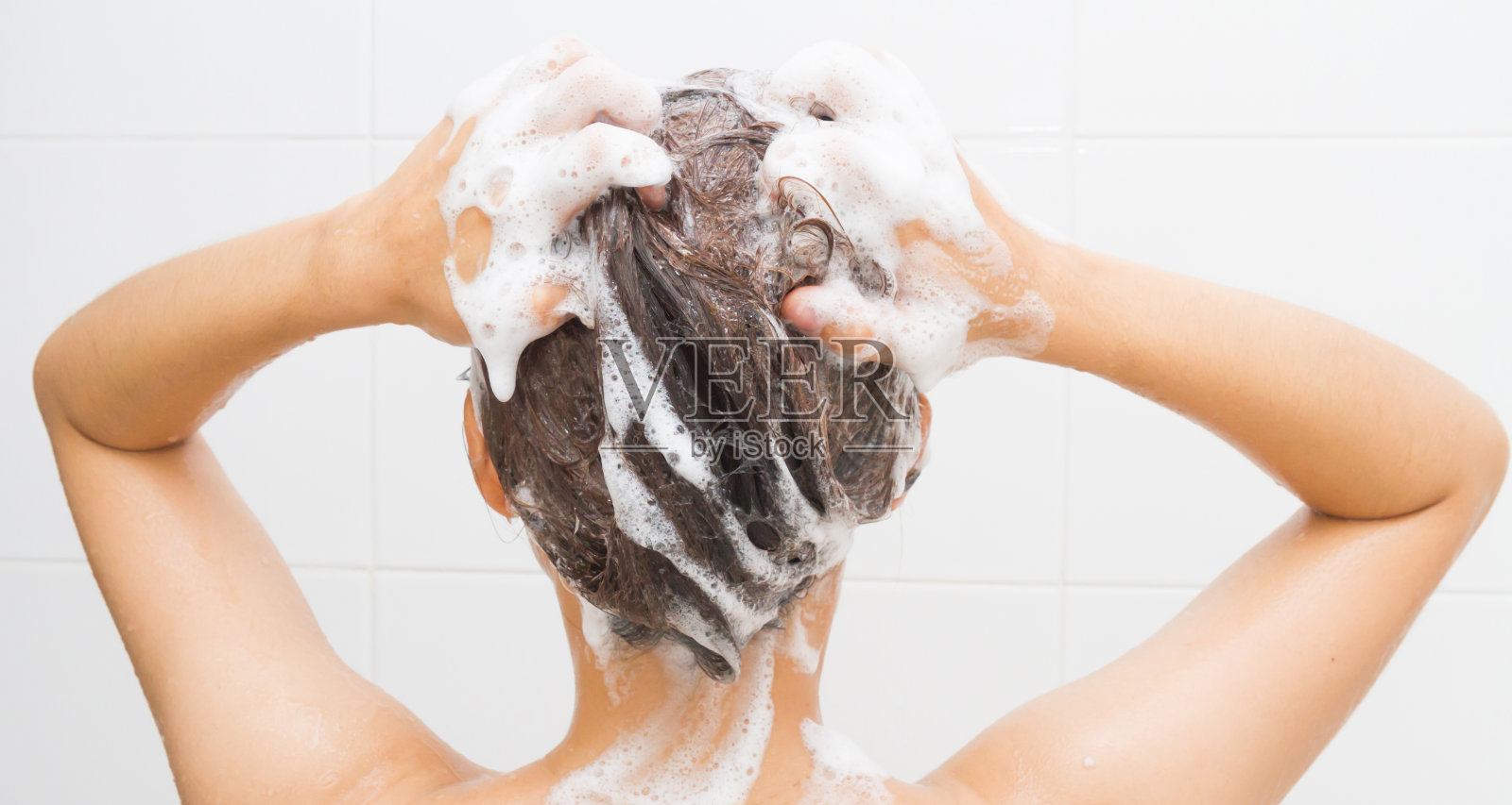 正在洗头的女人照片摄影图片