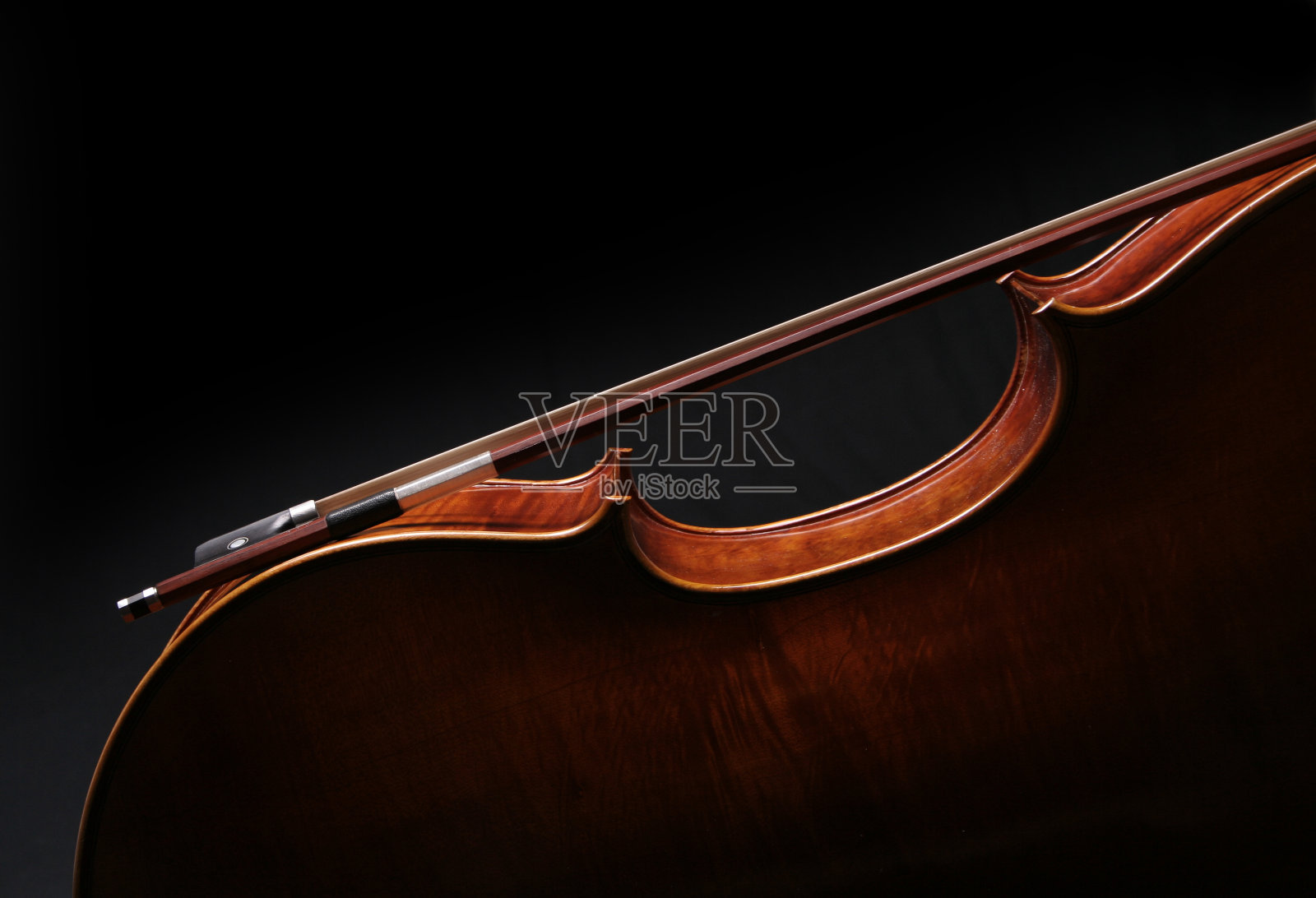 大提琴剪影与弓在黑色的背景照片摄影图片