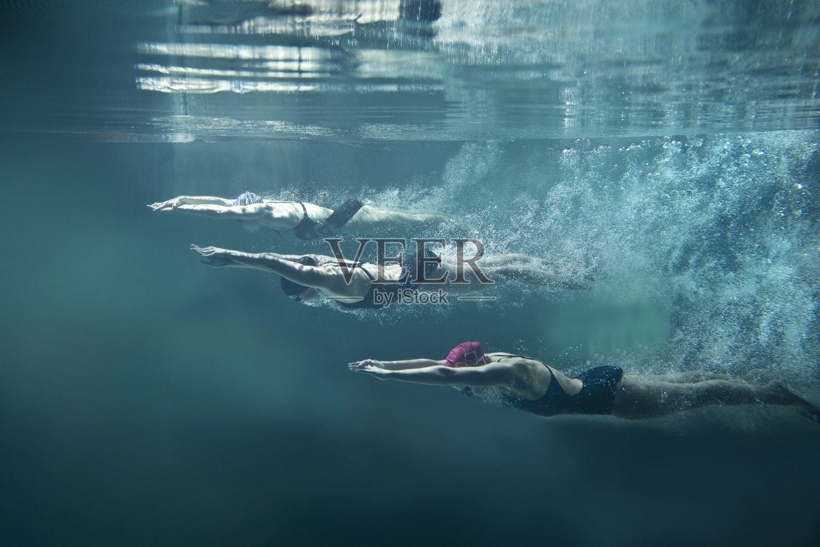 三名游泳者潜水后开始占卜照片摄影图片
