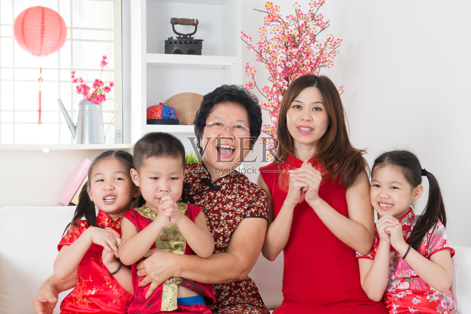 快乐的亚洲家庭团聚在家里。照片摄影图片