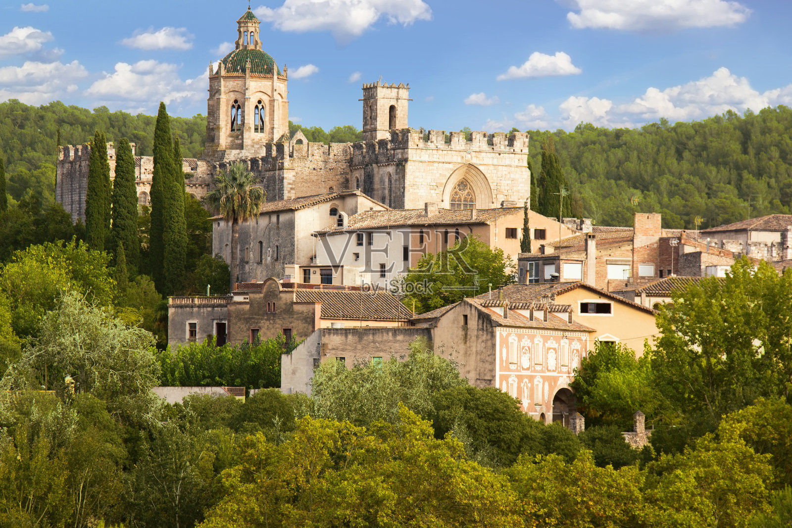 西班牙加泰罗尼亚圣克鲁斯皇家修道院的全景照片摄影图片